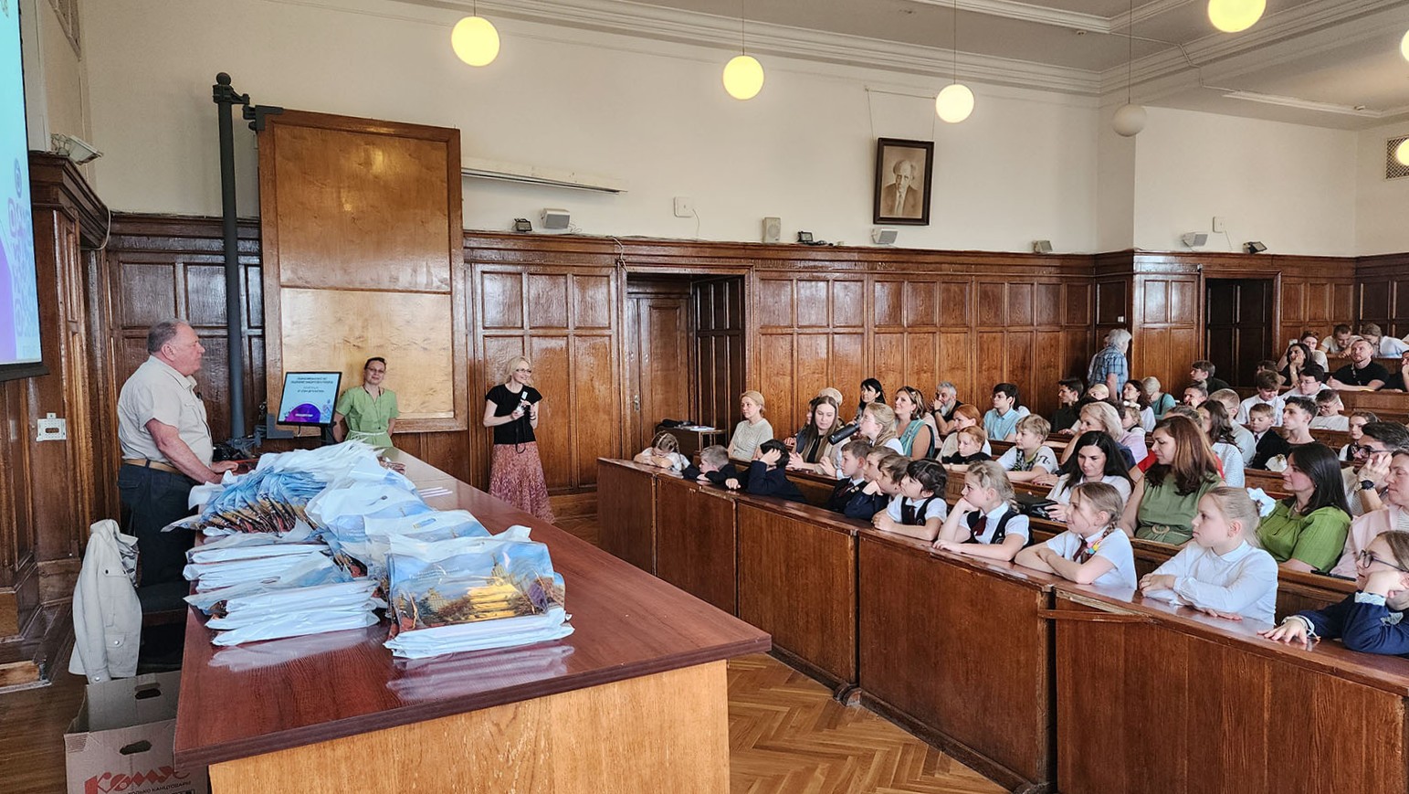 Награждение победителей и призеров конференции «От атома до галактики»